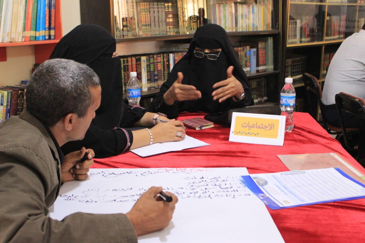 مديرة مدرسة الشهيدة نعمة رسام باليمن وهي تعقد ندوة تدريبية حول نظام التصحيح الآلي